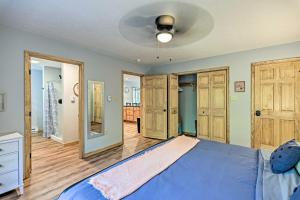 Letto o letti in una camera di Family Home in Albrightsville with Furnished Deck