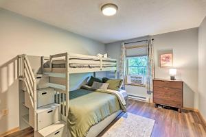 una camera con letti a castello, cassettiera e finestra di Family Home in Albrightsville with Furnished Deck a Albrightsville