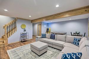 Area soggiorno di Family Home in Albrightsville with Furnished Deck