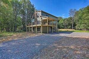 una casa sul lato di un vialetto di ghiaia di Family Home in Albrightsville with Furnished Deck a Albrightsville