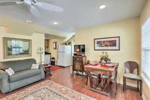 Studio in College Station with Expansive Deck!的休息区