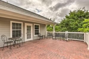 Studio in College Station with Expansive Deck!的阳台或露台