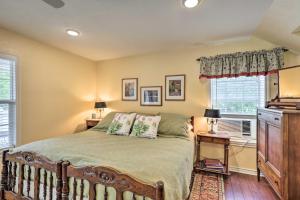 A bed or beds in a room at Studio in College Station with Expansive Deck!