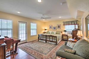 大学城Studio in College Station with Expansive Deck!的一间带床的卧室和一间客厅