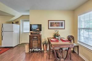 大学城Studio in College Station with Expansive Deck!的厨房里有一张桌子和一台白色冰箱