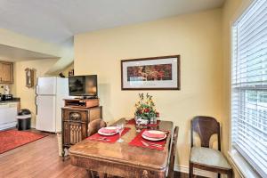 Studio in College Station with Expansive Deck!的厨房或小厨房