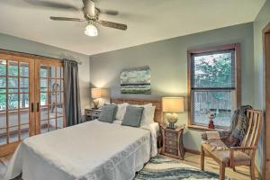 - une chambre avec un lit et un ventilateur de plafond dans l'établissement Mountain View Home Steps to Amphitheater Park, à Mountain View