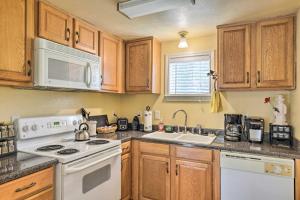 Studio in College Station with Expansive Deck!的厨房或小厨房