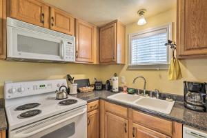 Studio in College Station with Expansive Deck!的厨房或小厨房