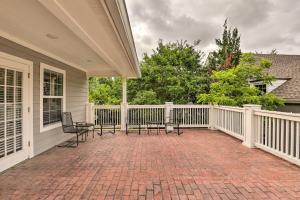 Studio in College Station with Expansive Deck!的阳台或露台