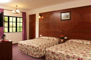 Rúm í herbergi á Jasmine Hotel