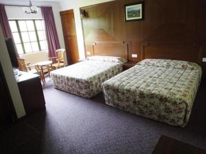 Rúm í herbergi á Jasmine Hotel