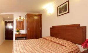 Rúm í herbergi á Jasmine Hotel