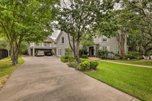 uma entrada em frente a uma casa com árvores em College Station Studio Less Than 1 Mi to Kyle Field! em College Station