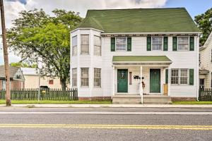 ein weißes Haus mit grüner Tür auf einer Straße in der Unterkunft Historic Dtwn Home 2 Mi to Military Park! in Gettysburg