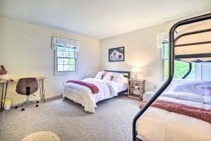 um quarto com 2 camas e uma secretária em Historic Dtwn Home 2 Mi to Military Park! em Gettysburg