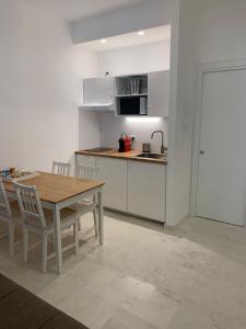 Kuchyň nebo kuchyňský kout v ubytování Suite 55 in centro