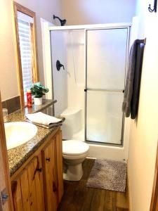 Gallery image of The Armadillo Cabin - Cabins At Rim Rock in Austin +24 photos