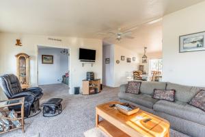 uma sala de estar com um sofá e uma mesa em Somers Bay Overlook em Somers