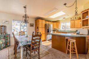 uma cozinha com uma mesa e cadeiras e um frigorífico em Somers Bay Overlook em Somers