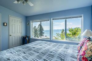 um quarto com uma cama e uma grande janela em Somers Bay Overlook em Somers