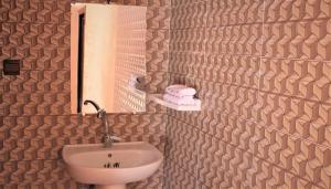 un baño con lavabo y espejo en maison familiale chez Salwa, en Ouarzazate