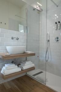 uma casa de banho com um lavatório e um chuveiro em Murè Hotel Numana em Numana