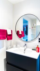 a bathroom with a sink and a mirror at B&B Koor91 in Hasselt
