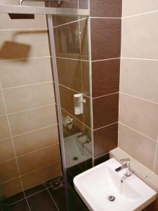 Un baño de Legoland- HapySunshine@DPristine-2B2R-8px Lakeview