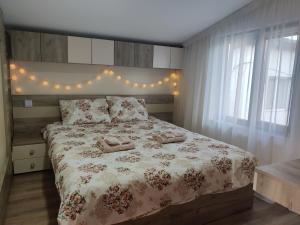 ein Schlafzimmer mit einem Bett mit zwei Handtüchern darauf in der Unterkunft Zen Studio Slatina in Slatina