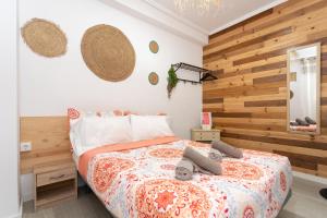 Un dormitorio con una cama con zapatos. en Big Room Happy Alicante en Alicante