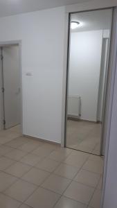 una stanza vuota con due porte e uno specchio di Sirmijum Hause II a Sremska Mitrovica Altre 9 foto