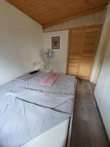 A bed or beds in a room at Orfűi Kisház