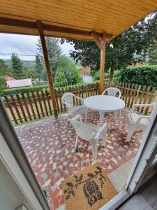 A balcony or terrace at Orfűi Kisház