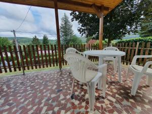 A balcony or terrace at Orfűi Kisház