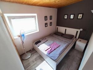 A bed or beds in a room at Orfűi Kisház Még 28 kép