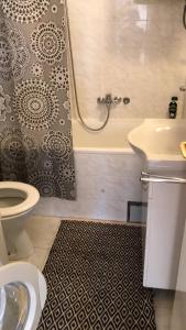 松博爾的住宿－Apartment Sunshine，带淋浴、卫生间和盥洗盆的浴室