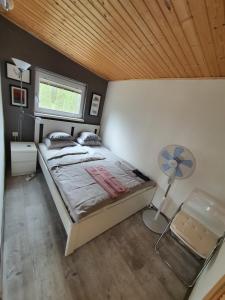 A bed or beds in a room at Orfűi Kisház