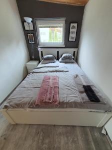 A bed or beds in a room at Orfűi Kisház