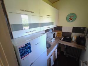 A kitchen or kitchenette at Orfűi Kisház