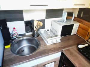 A kitchen or kitchenette at Orfűi Kisház