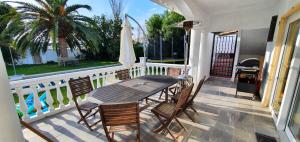 - Balcón con mesa, sillas y sombrilla en Villa Ola, en Los Caños de Meca