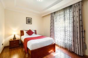 モシにあるKibo Homes Moshiのベッドと大きな窓のある寝室 +35枚の写真