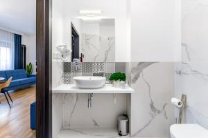 y baño con lavabo y espejo. en Apart House, Tylna 20 en Zielona Góra