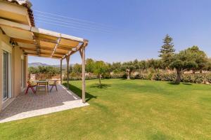Fotografie z fotogalerie ubytování Dimitra's sunny villa v destinaci Mirsinokhórion