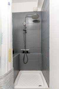 W łazience znajduje się prysznic z głowicą prysznicową. w obiekcie Escale St Charles - 150m de la Gare, vue sur Notre-Dame de la Garde w Marsylii