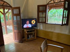 TV a/nebo společenská místnost v ubytování Magnifique Lodge en bois avec piscine et jardin de 800 m2