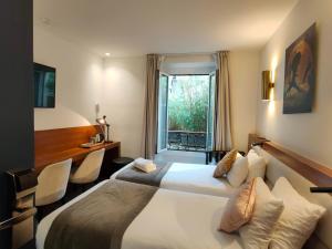 Un pat sau paturi într-o cameră la Hotel Royal Phare