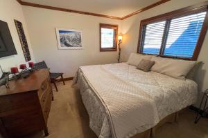 una camera con letto, cassettiera e finestra di Outlaw Hideaway a Telluride