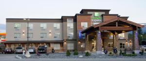 een hotelgebouw met een prieel ervoor bij Holiday Inn Express Golden-Kicking Horse, an IHG Hotel in Golden